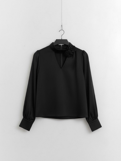 Blouse avec roses au col