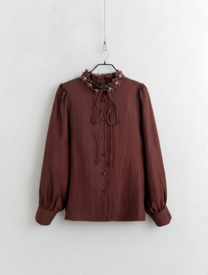 Chemise col fleurs à strass