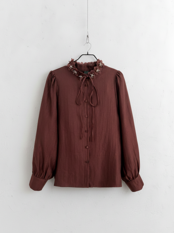 Chemise col fleurs à strass